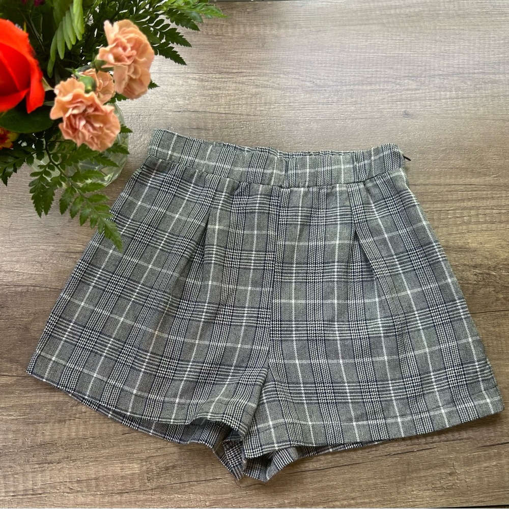 Plaid pleated shorts
